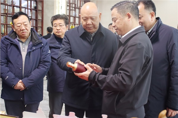 省領(lǐng)導(dǎo)李建中深入沅陵酒業(yè)調(diào)研，助力產(chǎn)業(yè)高質(zhì)量發(fā)展。                                                